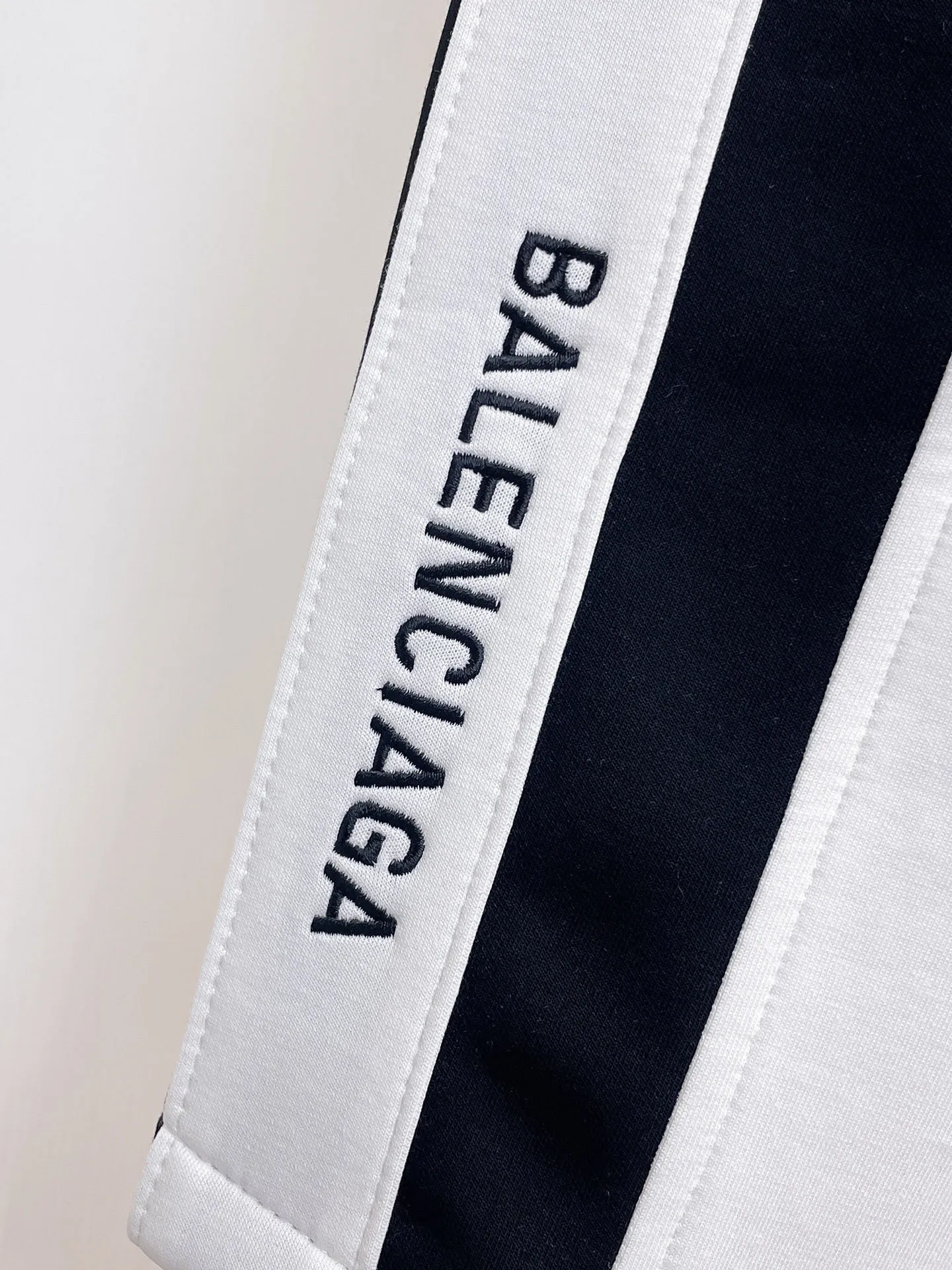 Balenciaga's three-standard complete 2026 summer New Arrival men's casual shorts, advanced custom-made Breathable fabric, Breathable fabric, extremely stretchy and comfortable, impeccable details, top-grade accessories, original logo design concept, delicate and soft feel! The upper body fit is awesome! Size: M-XXXL Please state your height and weight when ordering